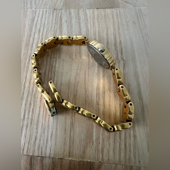 Bulova ladies oval gold tone dress watch NEW BATTERY - Picture 7 of 13